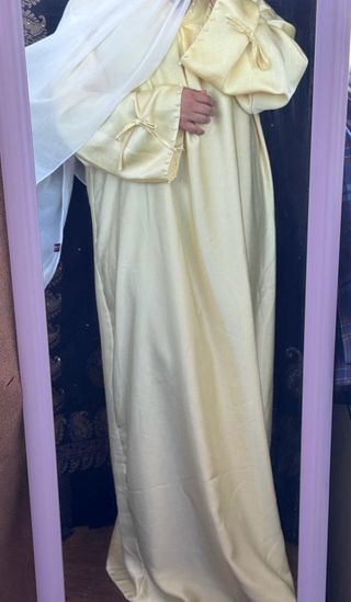 Vestido largo amarillo con perlas