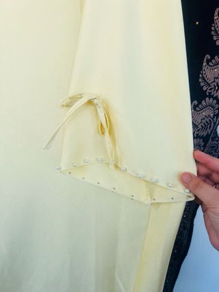 Vestido largo amarillo con perlas