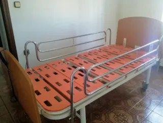 Cama articulada y colchón antiescaras
