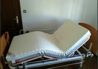 Cama articulada y colchón antiescaras