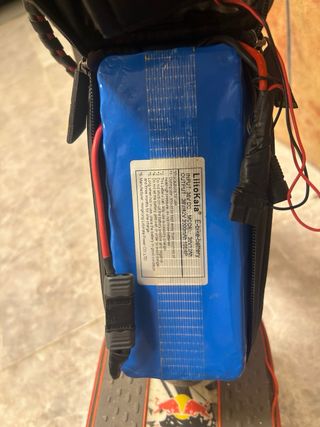 Patinete Xiaomi con vinilo y batería externa