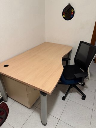 Escritorio de madera y metal mas silla y lampara