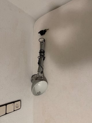 Escritorio de madera y metal mas silla y lampara