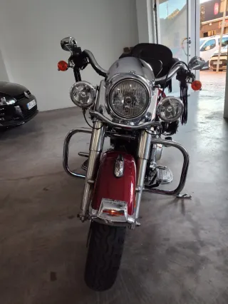 Harley Davidson Road King Custom Roja