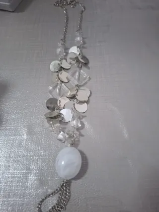 Collar largo plateado con colgante blanco