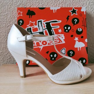 Sandalias de tacón blancas.