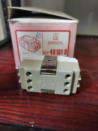 Simon 48. Material eléctrico antiguo. 633414111
