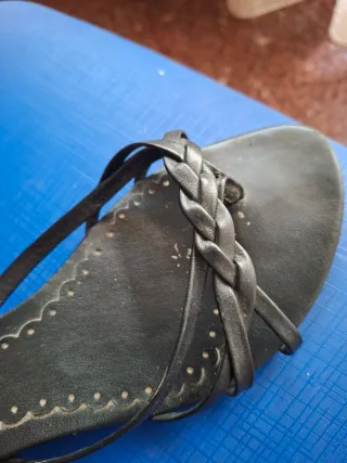 Sandalia negra con trenzado de 2 cm de tacón.