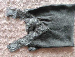 Top gris encaje.