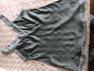 Top gris encaje.