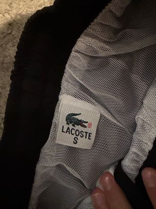 Chaqueta deportiva Lacoste negra y roja