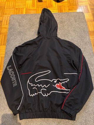Chaqueta deportiva Lacoste negra y roja