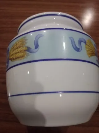 Pote de porcelana com detalhe de grão