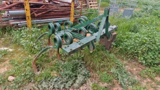 Cultivador agrícola verde