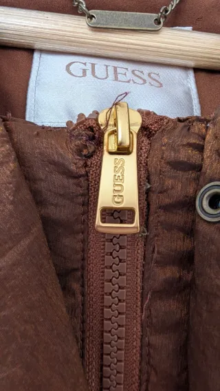 Plumífero largo Guess marrón acolchado