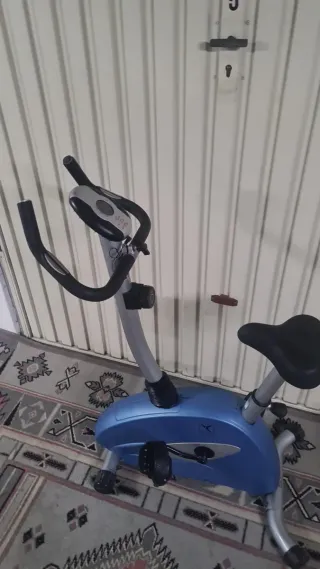 Bicicleta estática azul