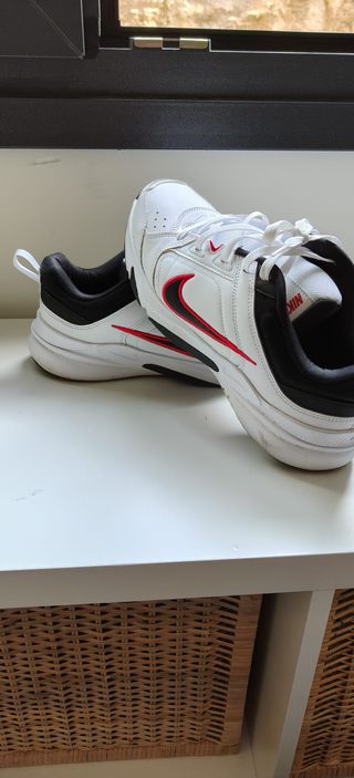 Nike Blancas con detalles rojos