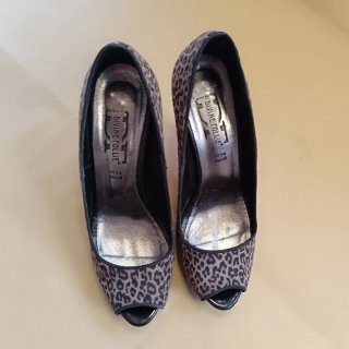 Décolleté spuntata leopardata con tacco