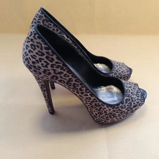 Décolleté spuntata leopardata con tacco