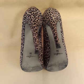 Décolleté spuntata leopardata con tacco