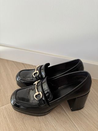 Botas de plataforma negras y mocasín con tacón