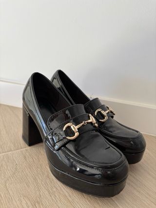 Botas de plataforma negras y mocasín con tacón