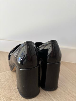 Botas de plataforma negras y mocasín con tacón