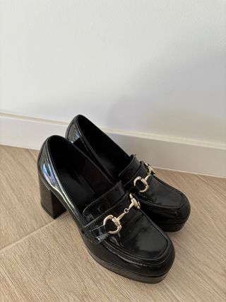 Botas de plataforma negras y mocasín con tacón