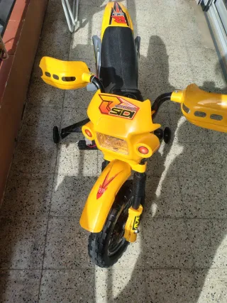 Moto infantil amarilla