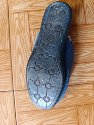Zapatillas de casa azules con estampado.