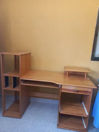 Mesa escritorio madera con estanterías