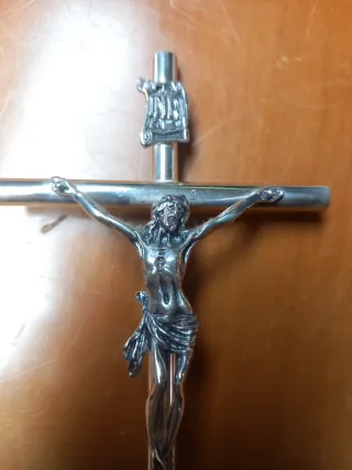 Crucifijo de mesa plateado
