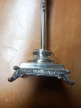 Crucifijo de mesa plateado