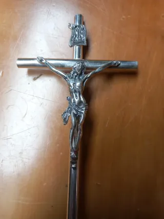 Crucifijo de mesa plateado