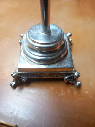 Crucifijo de mesa plateado
