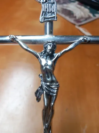 Crucifijo de mesa plateado