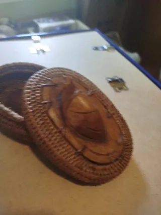 Cesta mimbre con tortuga madera tallada