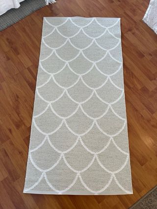 Alfombra Pappelina Diseño reversible en 2 colores.