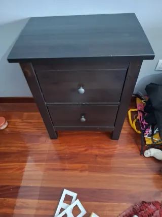 Mesita de noche Ikea madera oscura