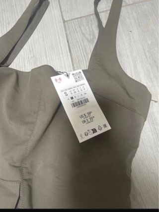 Top Zara gris con volantes