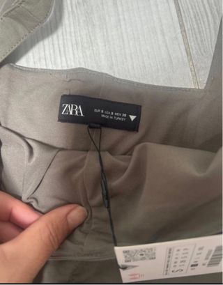 Top Zara gris con volantes