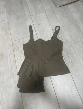 Top Zara gris con volantes