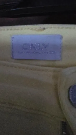 Pantalón amarillo