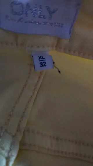 Pantalón amarillo