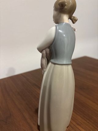 Figura Lladro Niña con Corderito