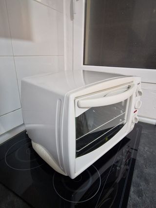 Horno pequeño de mesa blanco