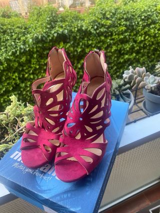 Sandalias fucsias talla 37 .