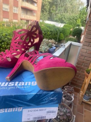 Sandalias fucsias talla 37 .
