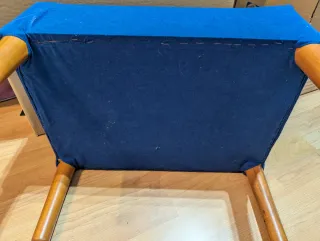 Taburete reposapiés azul y marrón