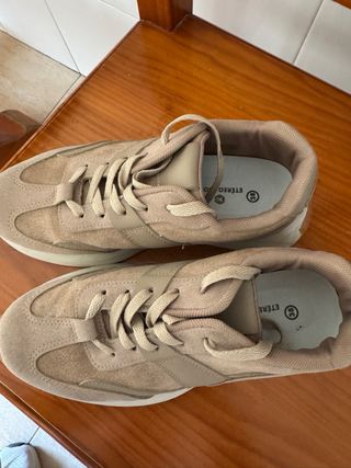 Zapatillas con plataforma beige y marrón